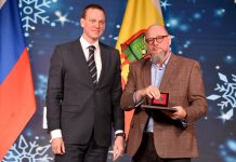 Павел Малков вручил директору издательства «Пресса» награду за вклад в празднование 80-летия Победы