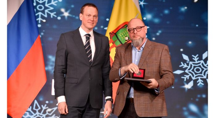 Павел Малков вручил директору издательства «Пресса» награду за вклад в празднование 80-летия Победы