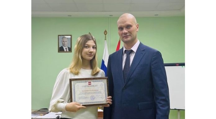 В Шиловском районе накануне Нового года сироте вручили ключи от квартиры