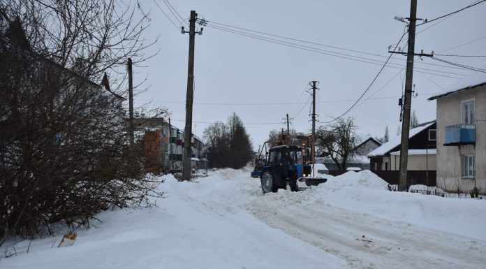 В Шилове активно убирают снег на дорогах и тротуарах