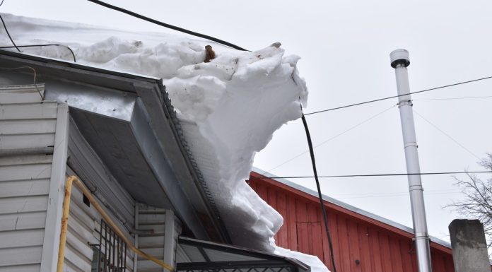 Губернатор Павел Малков поручил усилить проверки очистки кровель от наледи и снега
