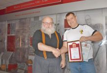Жителю Шиловского района Николаю Иванову, нашедшему лодку X века, вручили памятный знак за дар музею