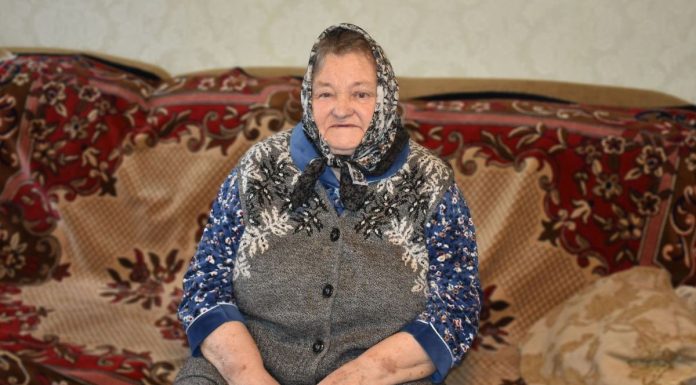 Плетея Зинаида Холодкова из Ряжского округа помогает возродить журавинское кружево