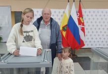 Почетный гражданин Шилова заслуженный врач РФ Александр Торжков тридцать пять лет голосует на участке в районного Дворца культуры